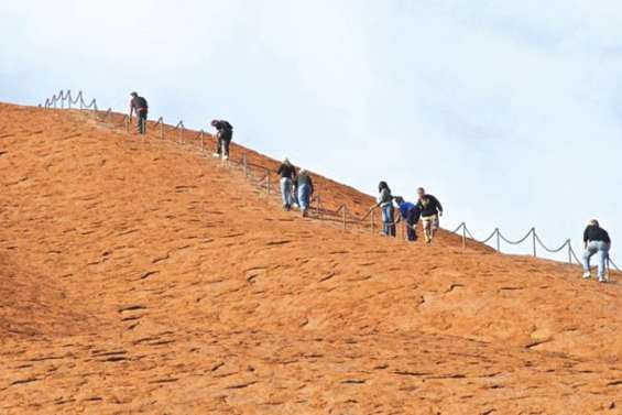 Grimpe autorisée sur le site sacré d'Uluru