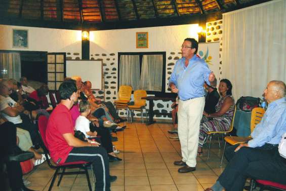 Gomès en réunion à la Ouenghi