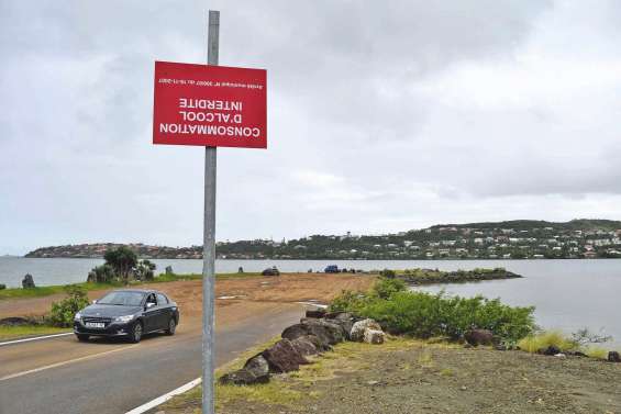 Ivre, il se met la tête (et le panneau) à l'envers