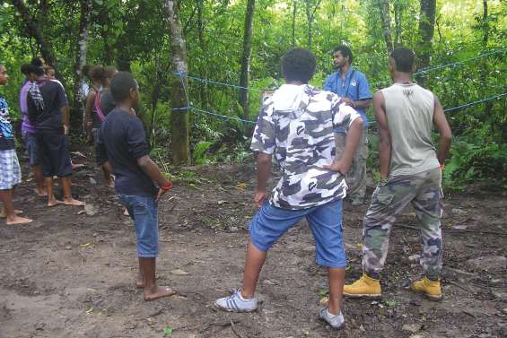 Les collégiens sur le terrain  avec Dayu Biik