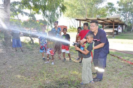 Des écoliers de Koumac en immersion chez les pompiers