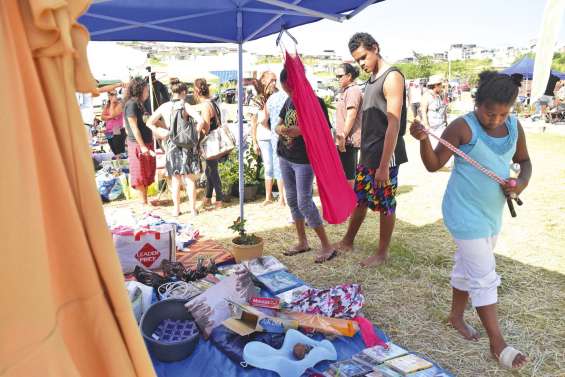 Le premier vide-greniers des maisons de quartier