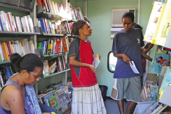 La médiathèque conduit un bibliobus en tribus