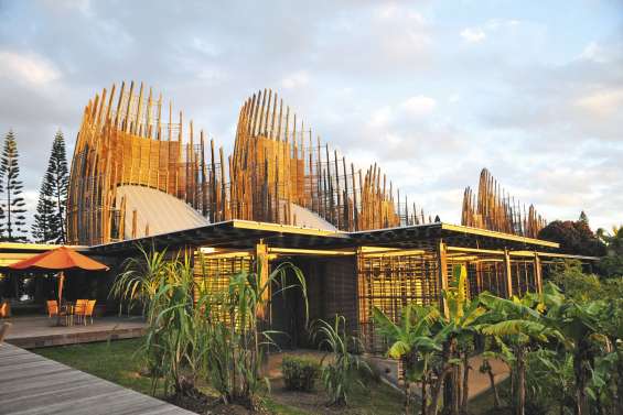 Le centre Tjibaou fait un long pont