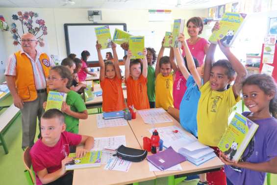 Les élèves de CE1 reçoivent 170 dictionnaires