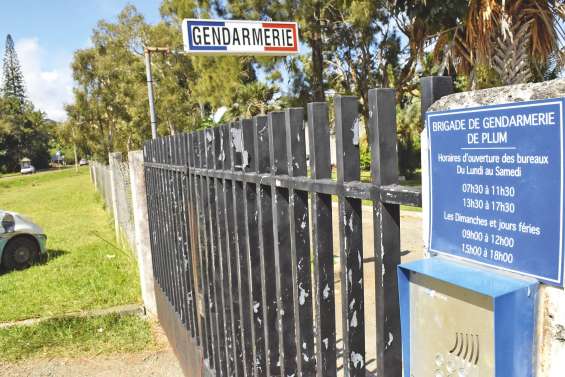 Un parking aux abordsde la gendarmerie de Plum