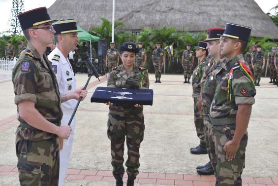 Quatre militaires décorés sur la place des Accords