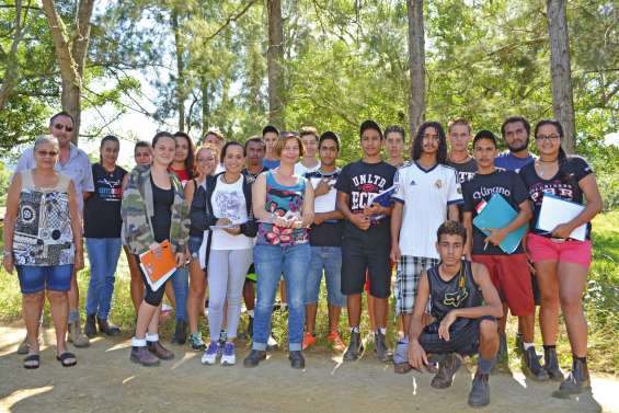 Des lycéens de Pouembout  tâtent le terrain à Bourail