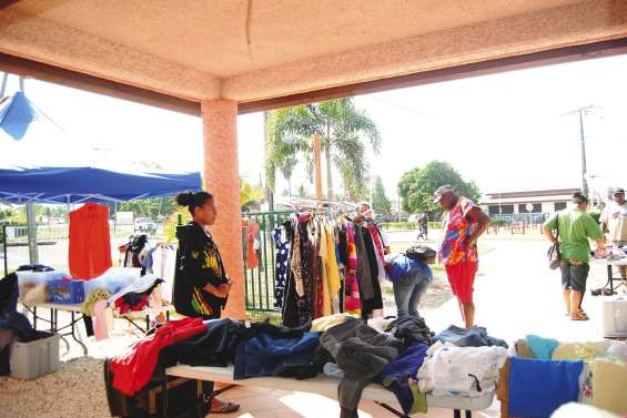 La vente de vêtements attire du monde