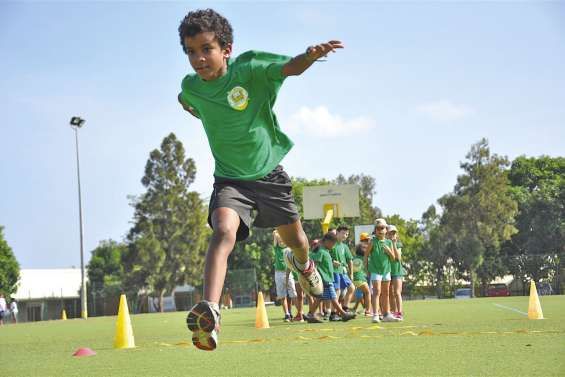 Les enfants en décousent sur le terrain synthétique du village