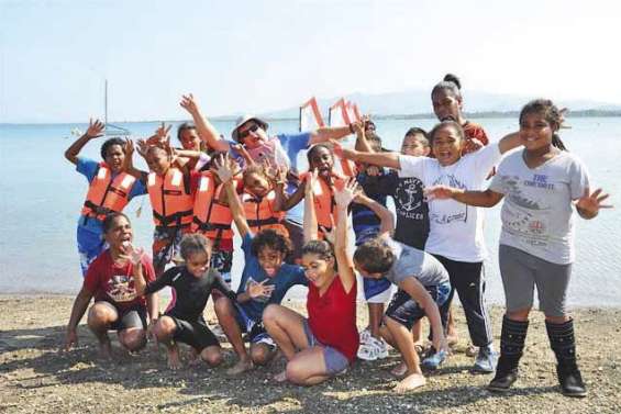 Quinze moussaillons dans le vent