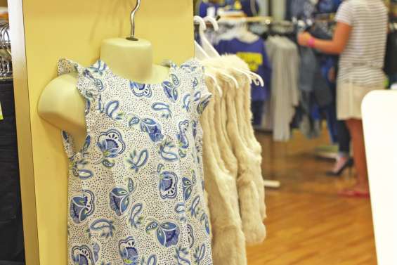 La tenue commune fait grincer les dents des commerçants