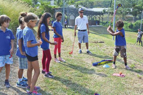 Les écoliers partent à la découverte du golf