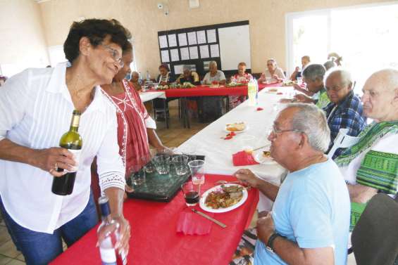 Les anciens se retrouvent pour un repas