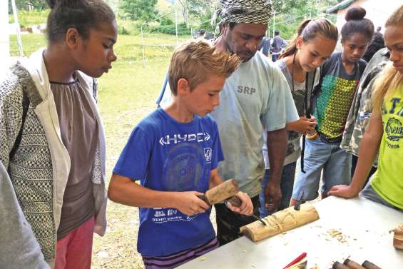 Des collégiens de Poindimié  à la résidence culturelle de Néavin