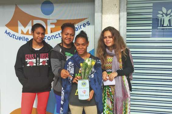 Les étudiants accordent éducatif et caritatif