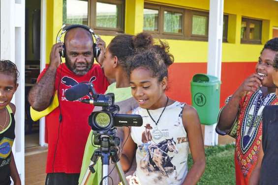 Les collégiens de Nengone passent derrière la caméra