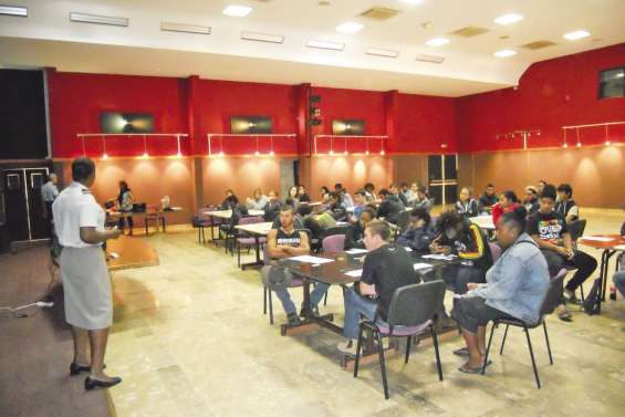 L'armée se positionne  sur tous les fronts à La Foa