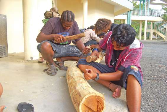 Les sculptures prennent place au lycée de Poindimié