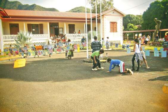« La grande lessive » à l'école  avant les vacances