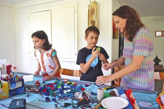 Un atelier déco qui apprend  aux enfants à faire de la récup'