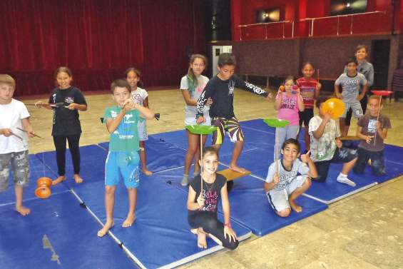 Les enfants jonglent avec  les activités pendant les vacances