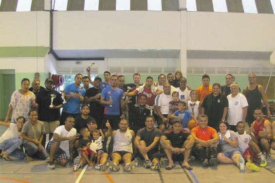 Les soldats du feu du pays resserrent leurs liens