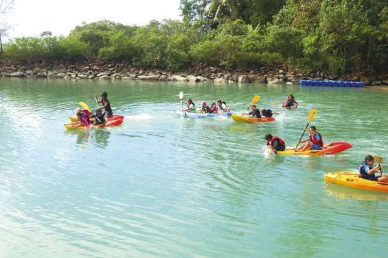 Les enfants s'amusent sur l'eau pendant les vacances