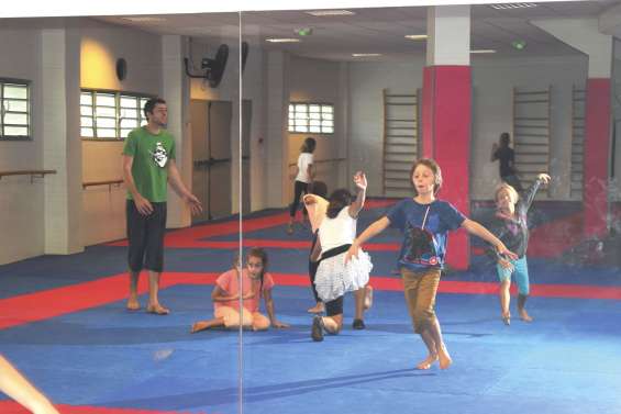 Entrechats et histoires de chats : vacances d'artistes à l'Arène