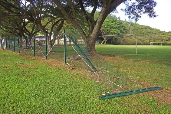 Des barrières arrachées au stade près de l'école Higginson