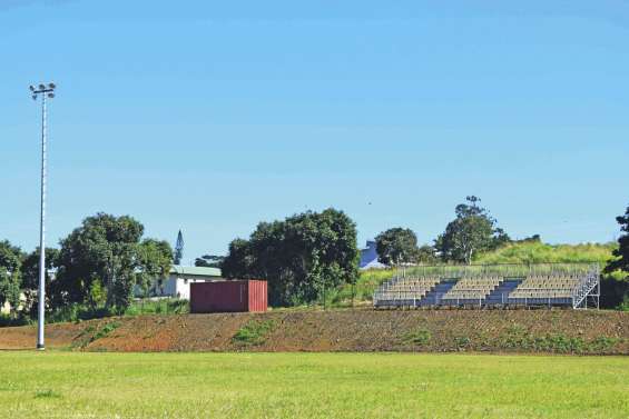 Une tribune pour le terrain de rugby