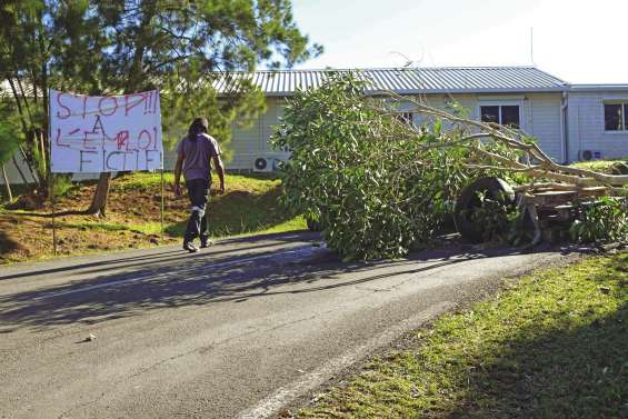 L'USTKE en grève devant la mairie depuis lundi