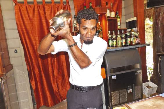 Roby, barman des îles, prêt pour le concours de cocktail