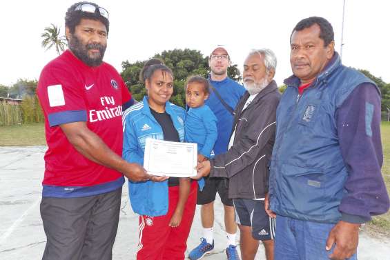 Flore, la première femme arbitre de foot de Kunié