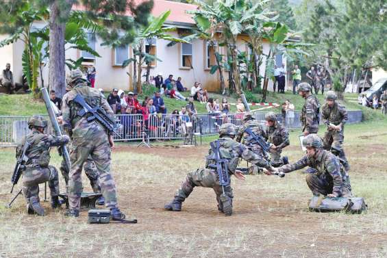 Les militaires ouvrent les portes du camp de Plum