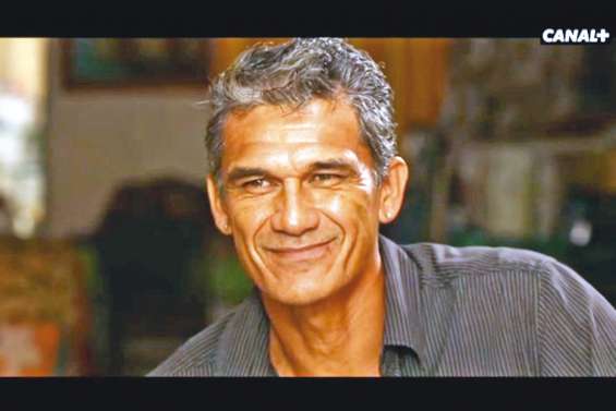 Robert Teriitehau surfe sur Canal+ Calédonie