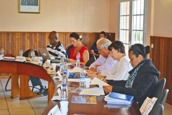 L'opposition monte  au créneau