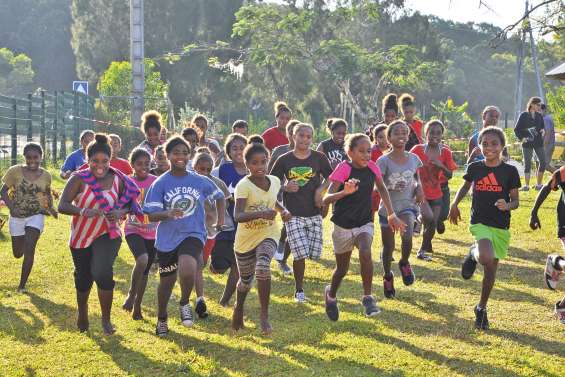 Ils courent, ils courent les élèves des trois collèges de Maré…