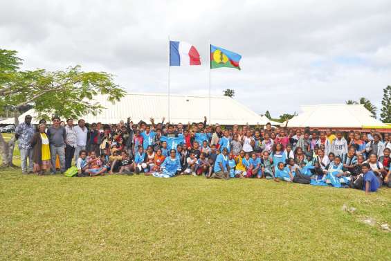 Premier lever de drapeaux au collège