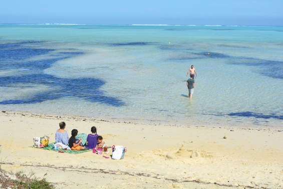 Le retour frileux des baigneurs à la plage de Poé