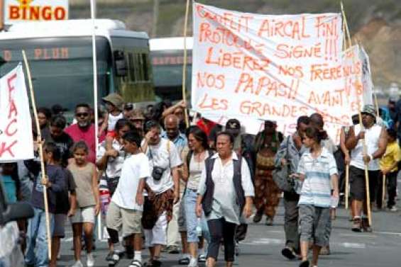 Frères et amis de détenus défilent en silence