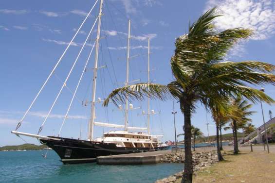 Le plus grand yacht du monde en escale