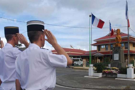 Les militaires saluent le guerrier kanak de Kon