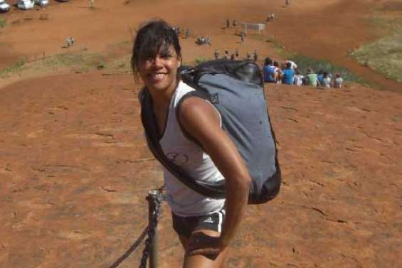 Une Française filmée nue à Ayers Rock