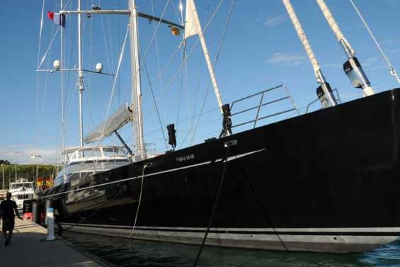 Un méga yacht à l'Orphelinat