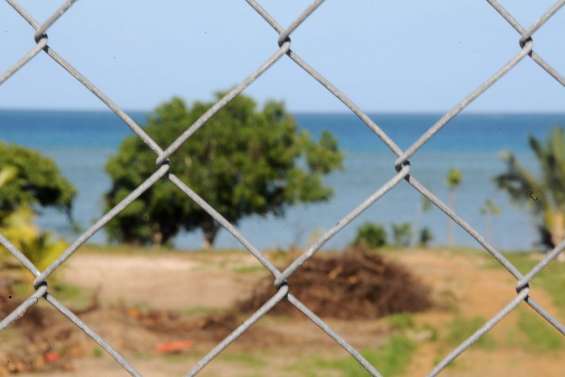 Karikaté manque de pieds dans l'eau