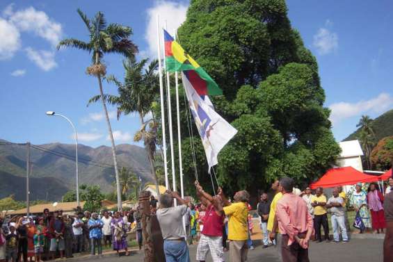 Unis autour d'un symbole