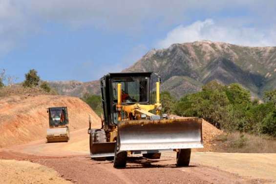 La descente est du col d'Arama s'élargit