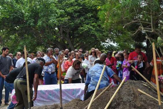 Emotion et recueillement aux obsèques de Jacinthe