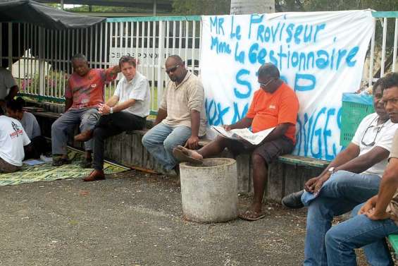 Gérard Jodar visite ses troupes au lycée Antoine-Kela